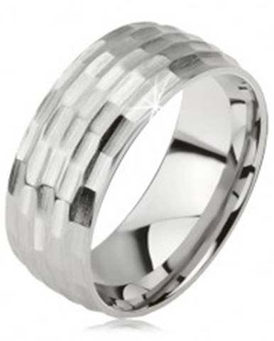 Matný prsteň z chirurgickej ocele - strieborná farba, vyhĺbený vzor malých oválov - Veľkosť: 57 mm
