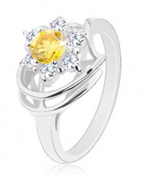 Lesklý prsteň v striebornom odtieni, žlto-číry zirkónový kvet, oblúčiky - Veľkosť: 50 mm