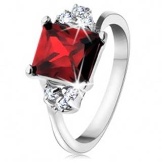 Prsteň v striebornej farbe, obdĺžnikový červený zirkón, číre zirkóniky - Veľkosť: 49 mm
