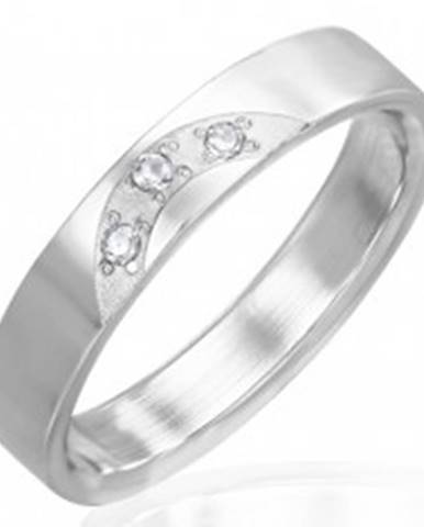 Lesklý prsteň z ocele - tri vsadené číre zirkóny - Veľkosť: 51 mm