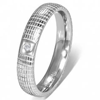 Oceľový prsteň striebornej farby s čírym kamienkom a mriežkou - Veľkosť: 49 mm