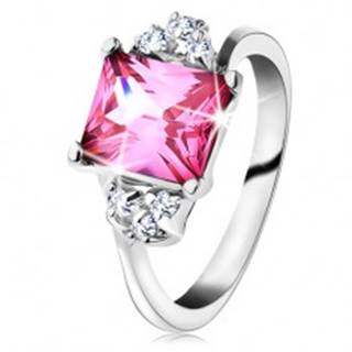 Trblietavý prsteň v striebornom odtieni, obdĺžnikový zirkón v ružovej farbe - Veľkosť: 49 mm