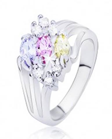 Lesklý prsteň striebornej farby, rozvetvené ramená s farebnými oválnymi zirkónmi - Veľkosť: 50 mm