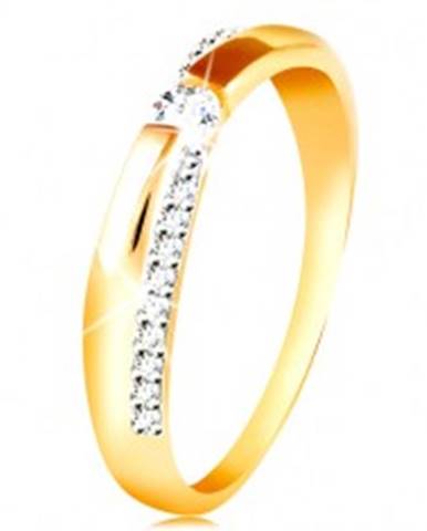 Zlatý 14K prsteň - trblietavý a hladký pás, okrúhly zirkón čírej farby - Veľkosť: 49 mm