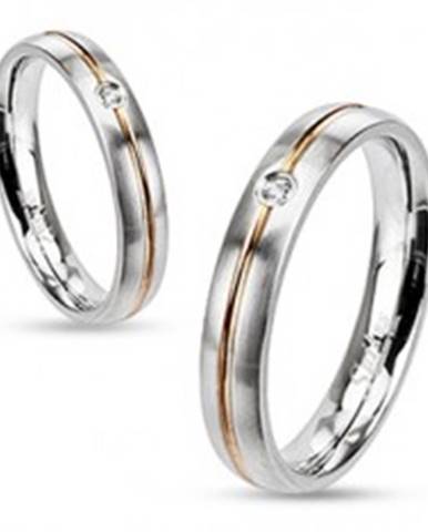 Oceľový prsteň - strieborná farba, stredová ryha zlatej farby a zirkón - Veľkosť: 49 mm