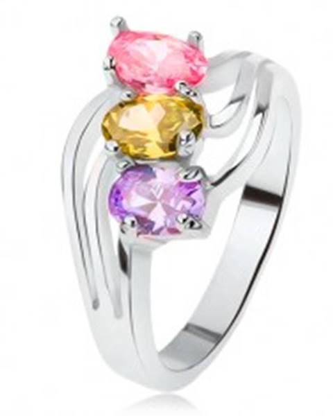 Lesklý prsteň, šikmo osadené farebné kamienky, trojitá vlna - Veľkosť: 49 mm