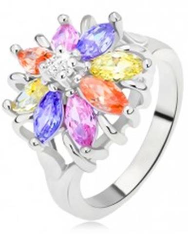 Lesklý prsteň striebornej farby, farebný kvet z brúsených kamienkov - Veľkosť: 48 mm