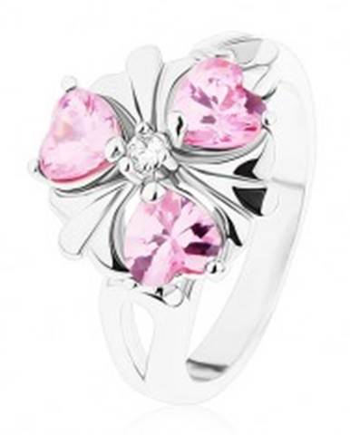 Prsteň striebornej farby, ligotavý kvietok s ružovými srdiečkovými zirkónmi - Veľkosť: 51 mm