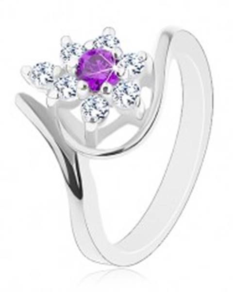 Prsteň v striebornej farbe, asymetrické ramená, fialovo-číry zirkónový kvet - Veľkosť: 49 mm