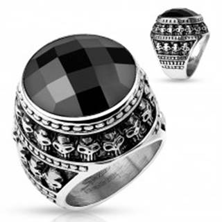Patinovaný oceľový prsteň, čierny brúsený kameň, obrys z malých lebiek - Veľkosť: 59 mm