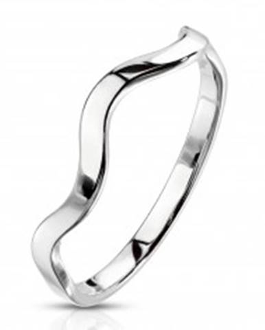 Oceľový prsteň striebornej farby - motív vlnky, úzke lesklé ramená - Veľkosť: 49 mm