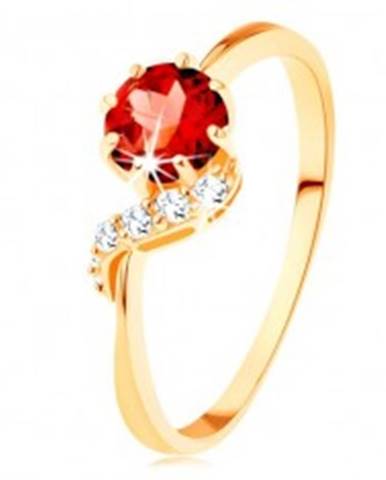 Zlatý prsteň 375 - okrúhly granát červenej farby, ligotavá vlnka - Veľkosť: 49 mm